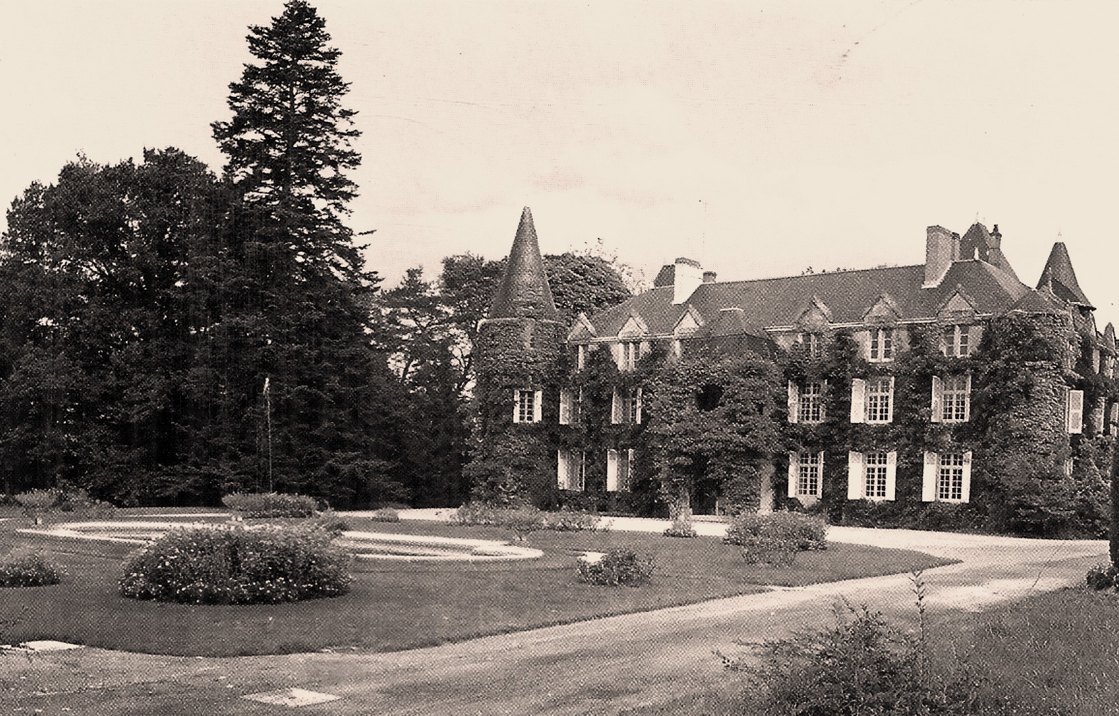 Rémilly (Nièvre) Le château Saint Michel CPA