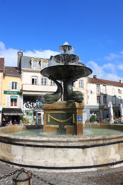 Remiremont 88 la fontaine des dauphins