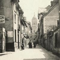 La rue Saint-Melaine et l'église au fond CPA