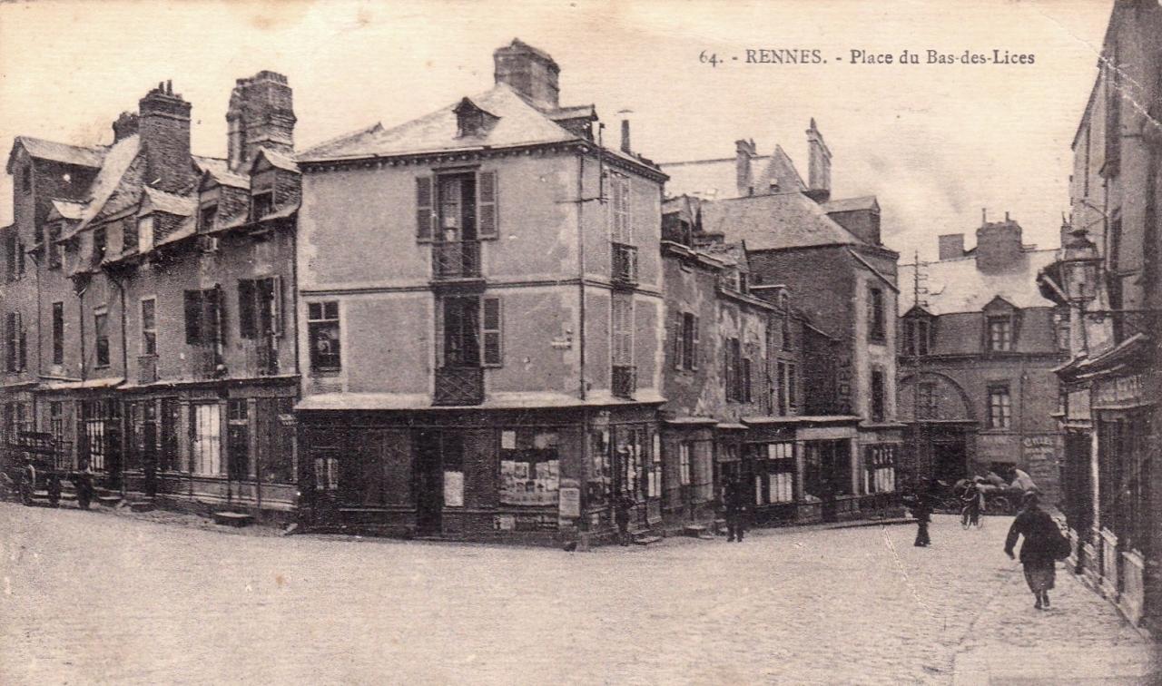 Rennes (Ille-et-Vilaine) La place du Bas des lices CPA