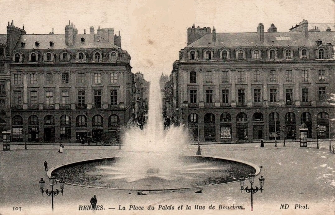 Rennes (Ille-et-Vilaine) La Place du Palais et la rue de Bourbon CPA
