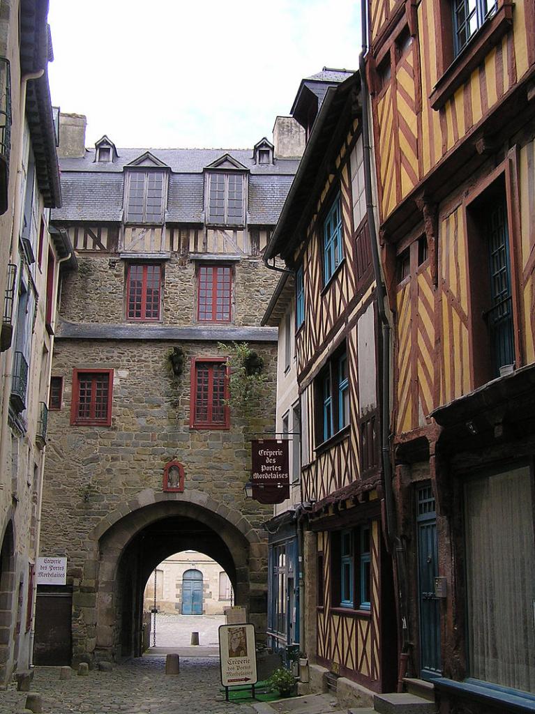 Rennes (Ille-et-Vilaine) La Porte Mordelaise, vue arrière
