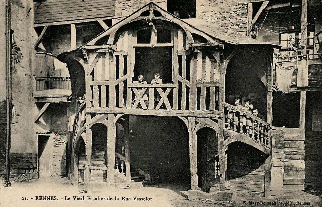 Rennes (Ille-et-Vilaine) Un vieil escalier, rue Vasselot CPA