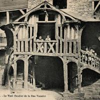 Un vieil escalier, rue Vasselot CPA