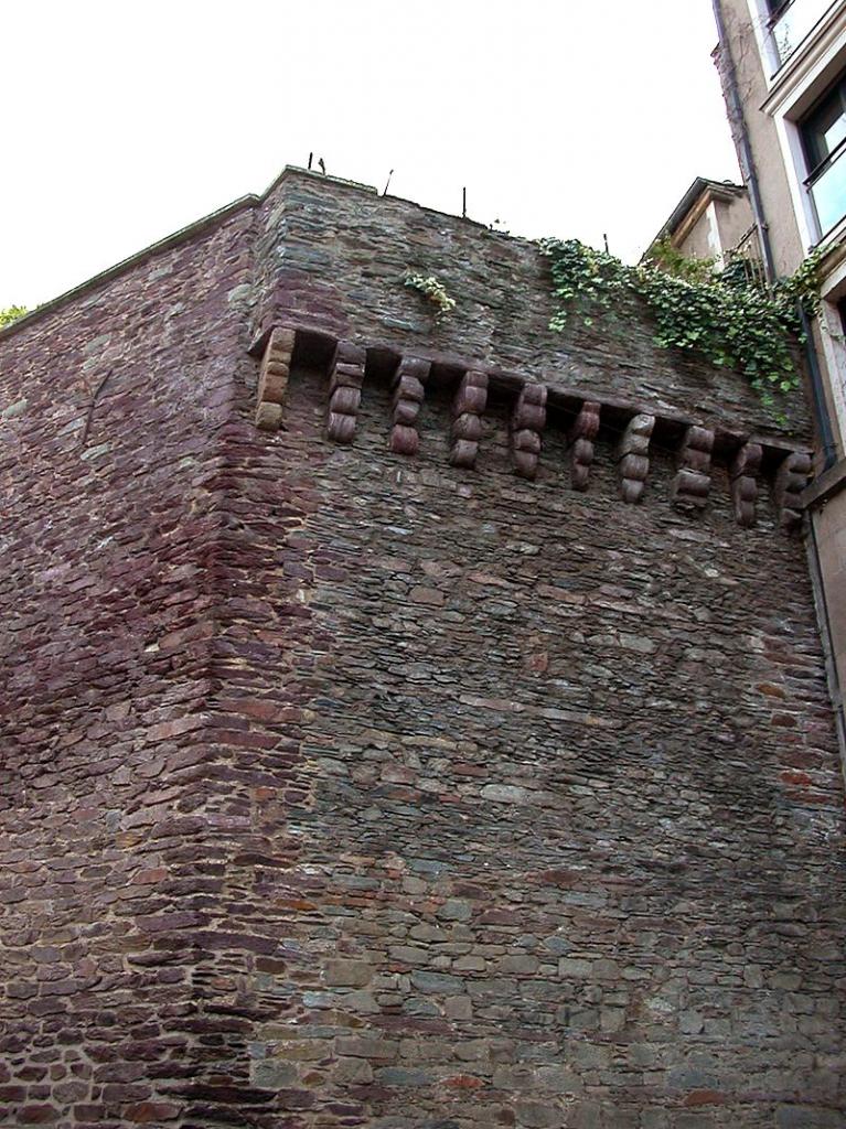 Rennes (Ille-et-Vilaine) La tour, place Rallier-du-Baty