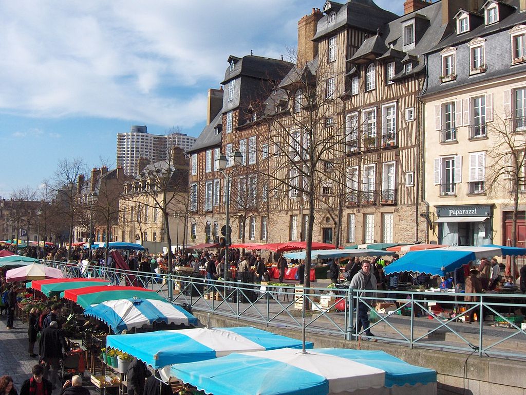 Rennes (Ille-et-Vilaine) Le marché des Lices