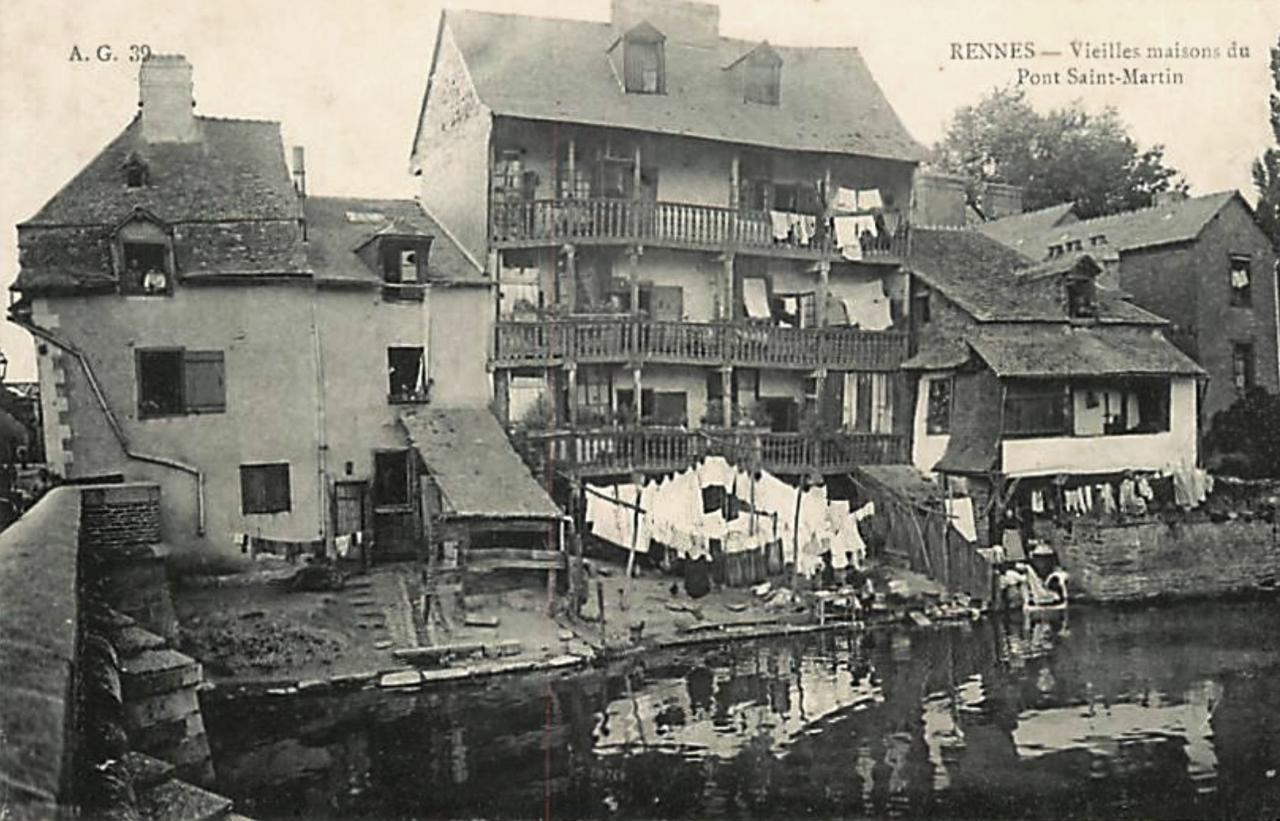 Rennes (Ille-et-Vilaine) Les vieilles maisons du Pont Saint-Martin CPA