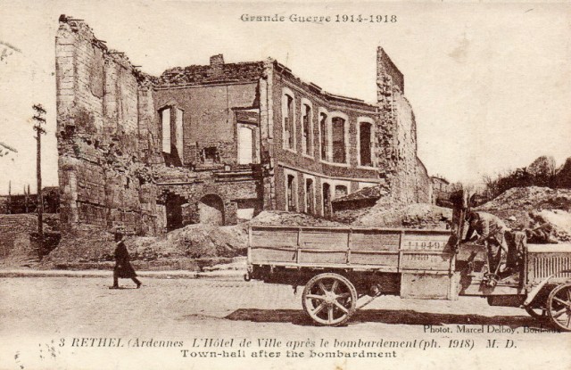 Rethel (08) L'hôtel de Ville après le bombardement CPA