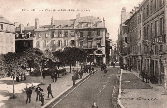 La place de la cité (cpa)
