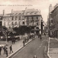 La place de la cité (cpa)