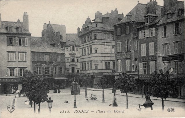 La place du bourg (cpa)