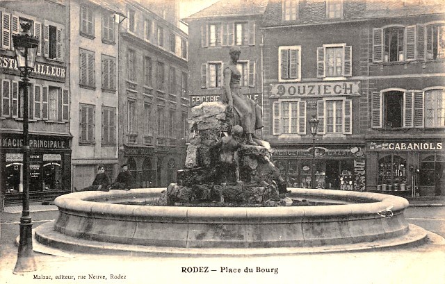 La place du bourg (cpa)