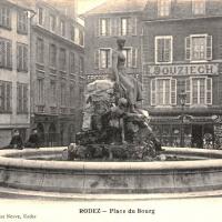 La place du bourg (cpa)