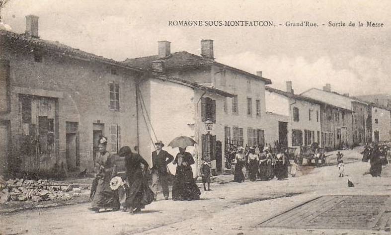 Romagne-sous-Montfaucon (Meuse)  La rue principale, sortie messe CPA