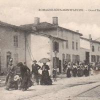 Romagne-sous-Montfaucon (Meuse)  La rue principale, sortie messe CPA