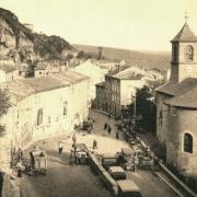L' église et la place (cpa)