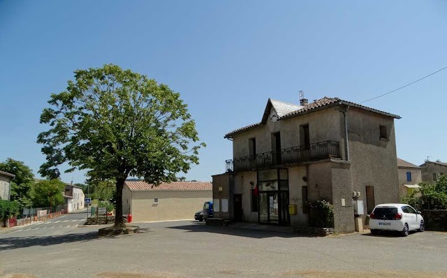 La mairie et la place