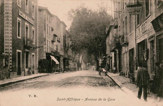 L' avenue de la gare (cpa)