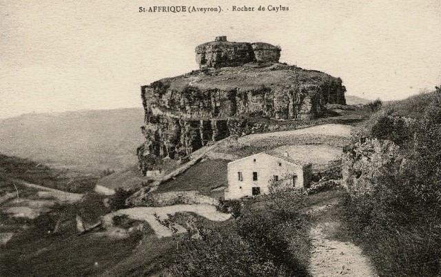 Le rocher de Caylus (cpa)