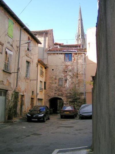 Le porche, place des casernes