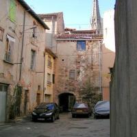 Le porche, place des casernes