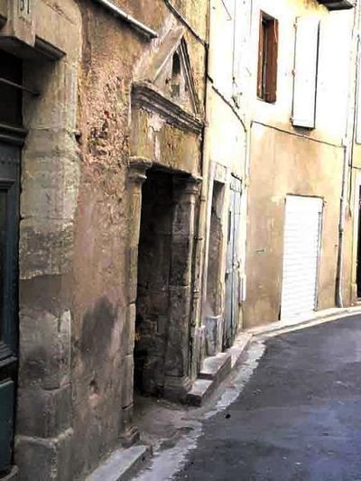 Un porche, place des casernes
