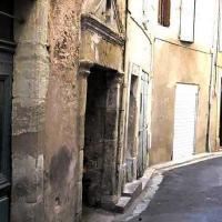 Un porche, place des casernes