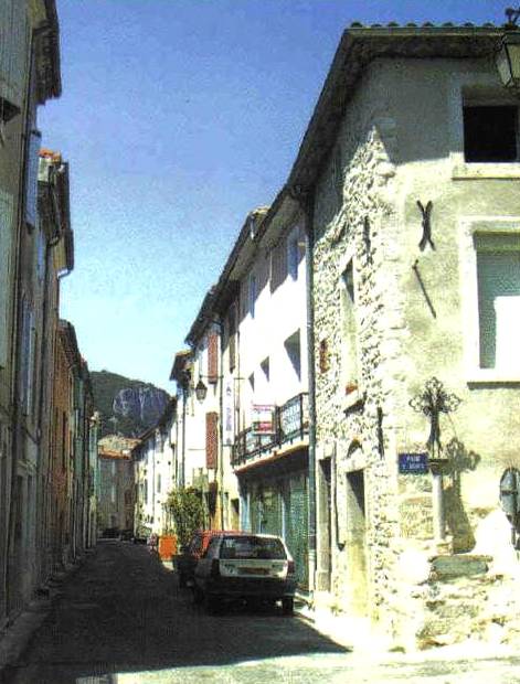 Saint-Bauzille-de-Putois (Hérault) L'église et une rue