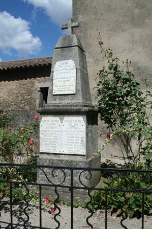 Le monument aux morts et sa plaque 1914-1918