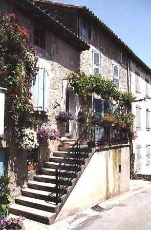 Dans le village