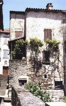 Dans le village