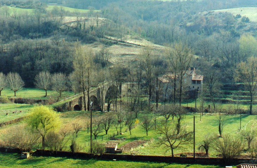 Saint-Félix-de-Sorgues (Aveyron) un moulin et le pont