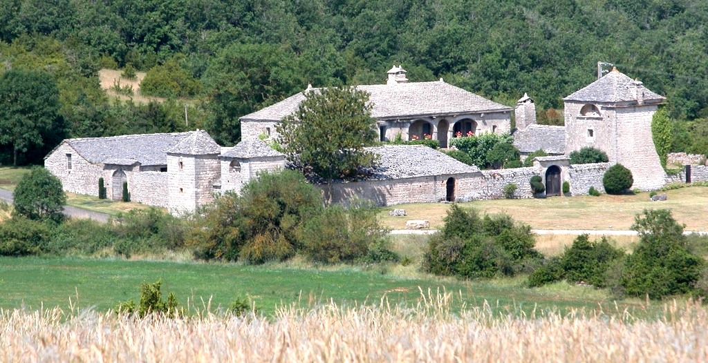 Saint-Georges-de-Luzençon (Aveyron) Les Brouzes, la ferme fortifiée