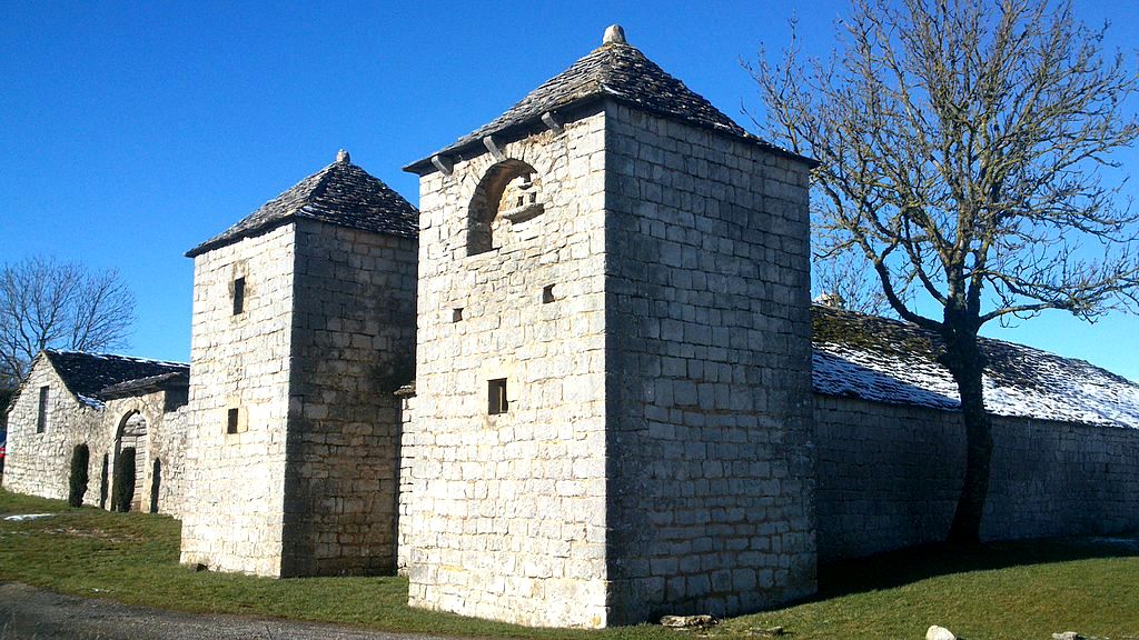 Saint-Georges-de-Luzençon (Aveyron) Les Brouzes, la ferme fortifiée