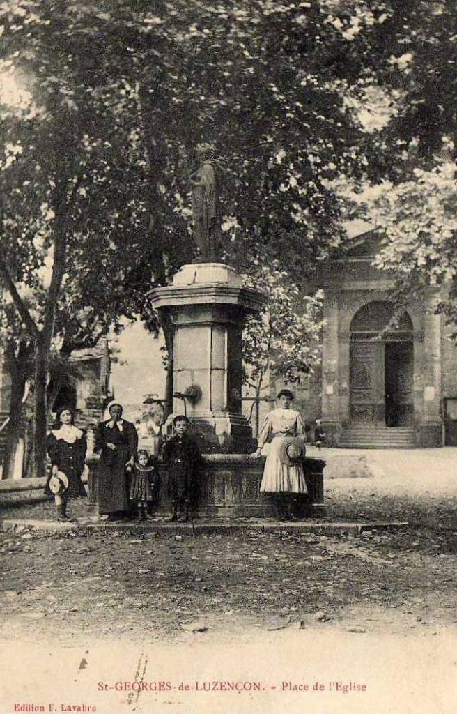 Saint-Georges-de-Luzençon (Aveyron) La place de l'église