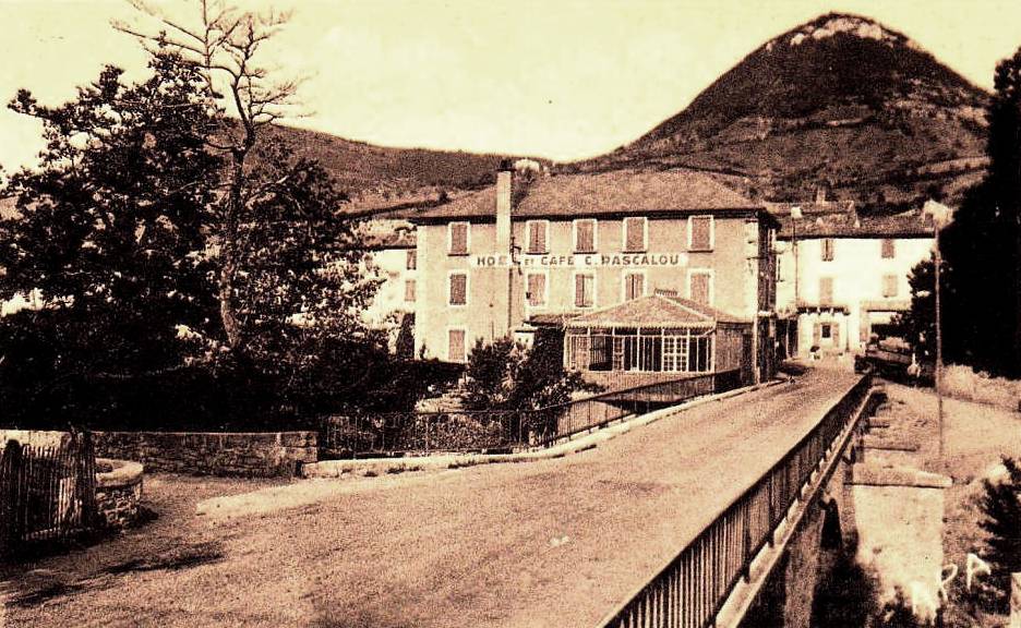 Saint-Georges-de-Luzençon (Aveyron) Le pont et l'hôtel