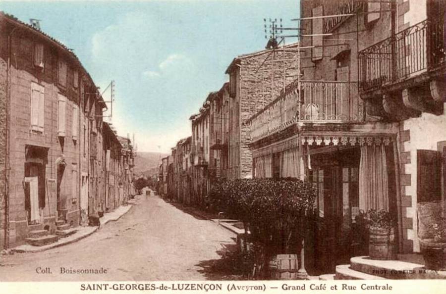 Saint-Georges-de-Luzençon (Aveyron) CPA, rue principale et grand café