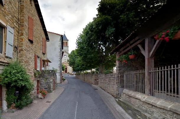 Saint-Georges-de-Luzençon (Aveyron) L'église et le lavoir