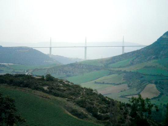 Saint-Georges-de-Luzençon (Aveyron) Vue sur le viaduc de Millau