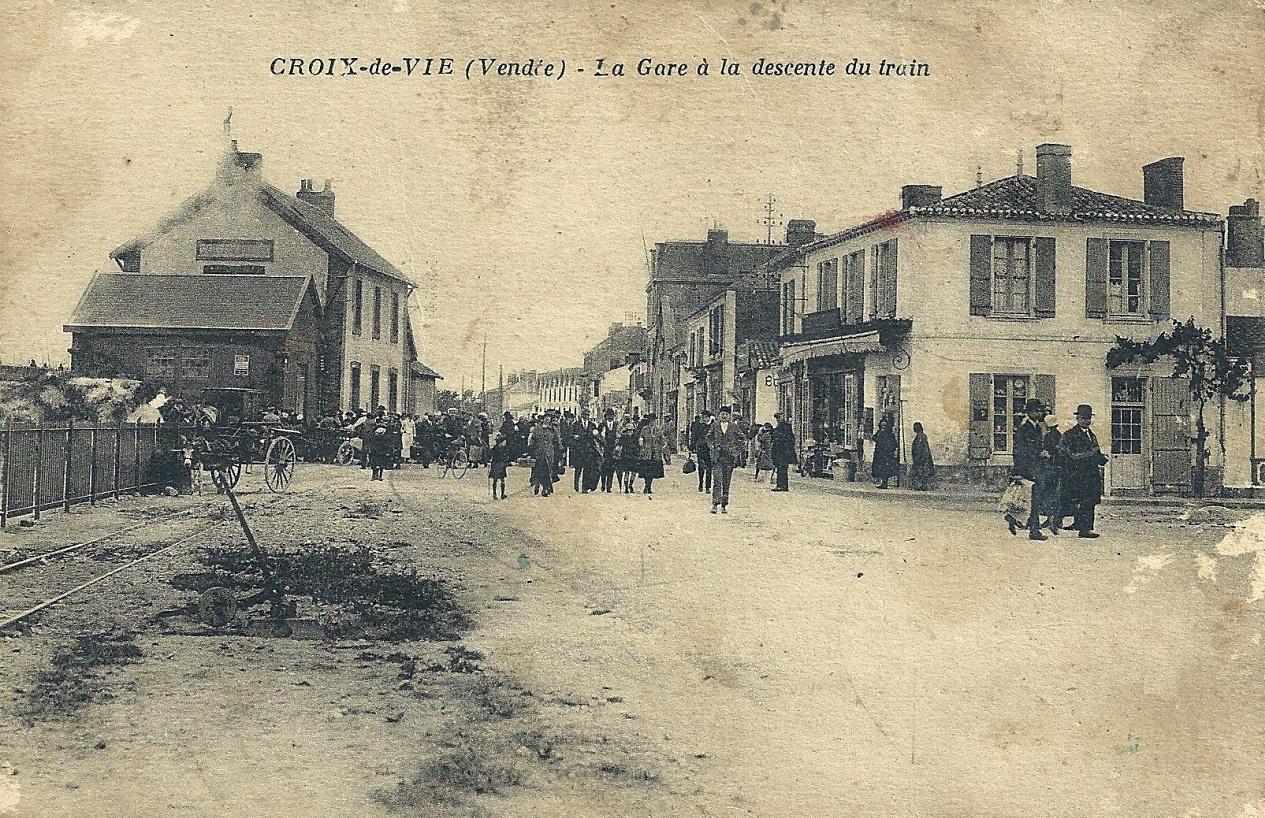 Saint-Gilles-Croix-de-Vie (Vendée) La gare, sortie du train CPA