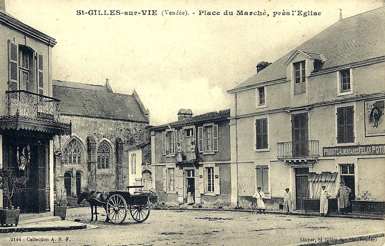 Saint-Gilles-Croix-de-Vie (Vendée) La place du marché CPA