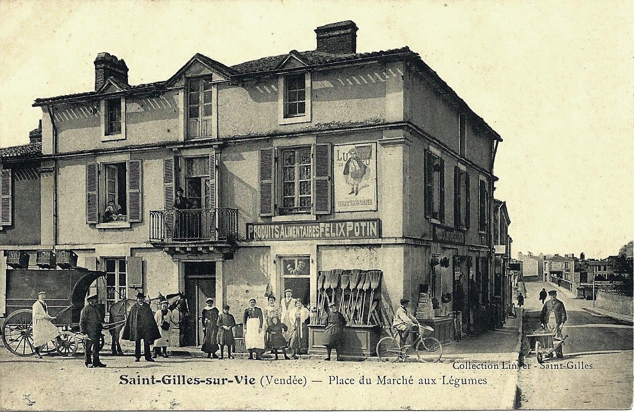 Saint-Gilles-Croix-de-Vie (Vendée) La place du marché CPA