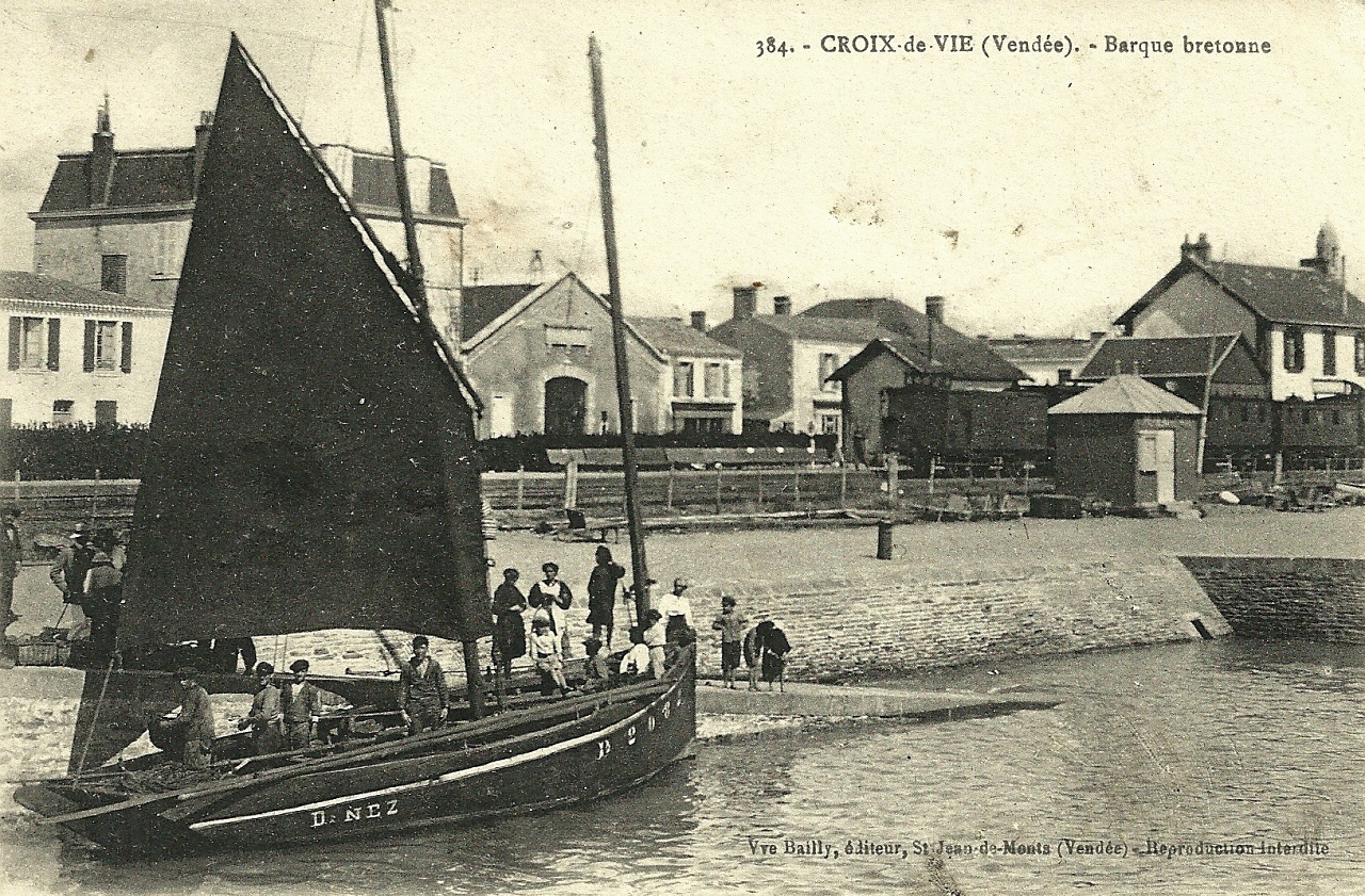 Saint-Gilles-Croix-de-Vie (Vendée) Une barque bretonne CPA