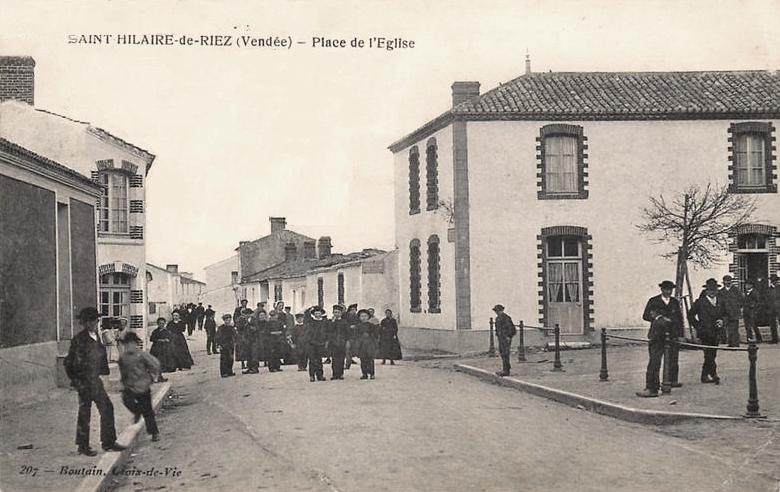 Saint-Hilaire-de-Riez (Vendée) La place de la mairie CPA