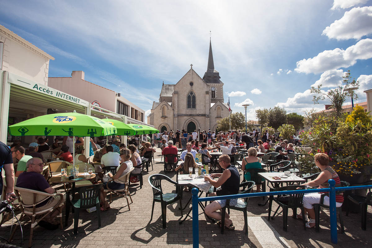 Saint-Hilaire-de-Riez (Vendée) La place de l'église en été