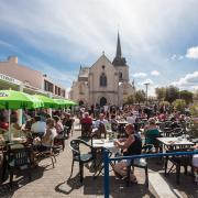 Saint-Hilaire-de-Riez (Vendée) La place de l'église en été