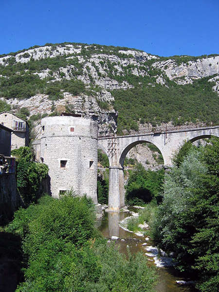 Saint-Hippolyte-du-Fort (Gard) La tour St Jean et le viaduc