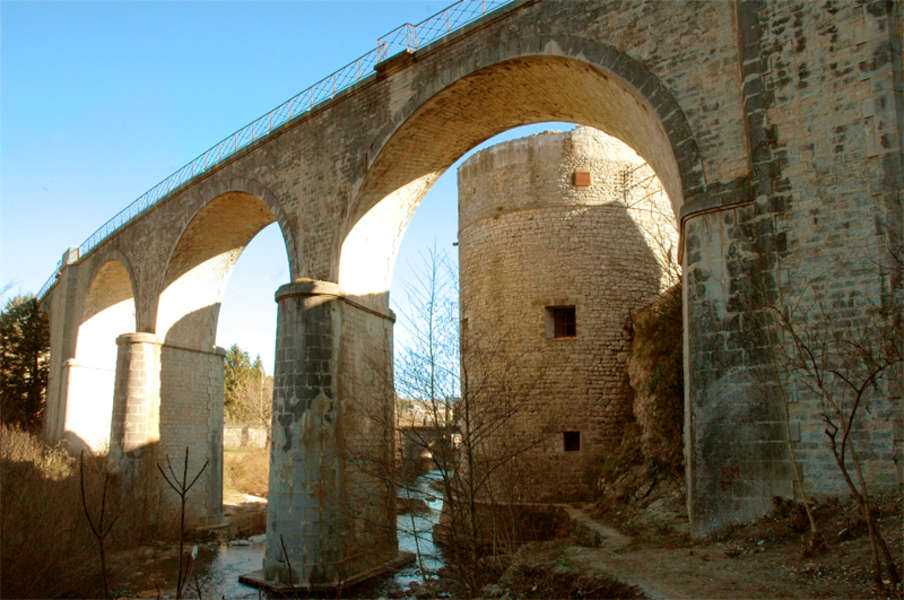 Saint-Hippolyte-du-Fort (Gard) La tour St Jean et le viaduc