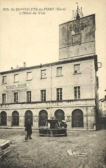 L'Hôtel de Ville et l'horloge (cpa)