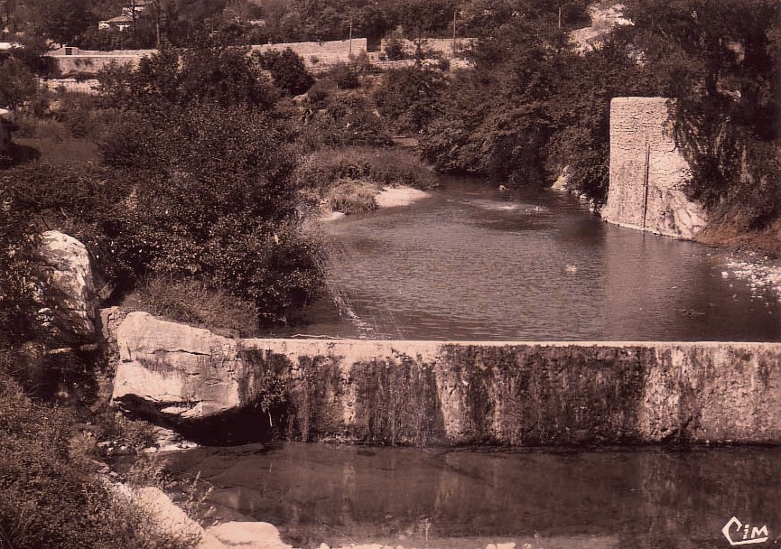 La chaussée de la source (cpa)